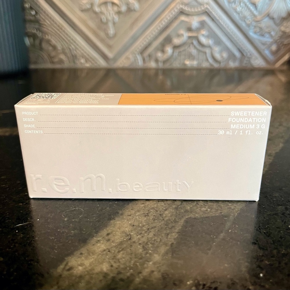 r.e.m. beauty Sweetener Foundation Medium 3 G